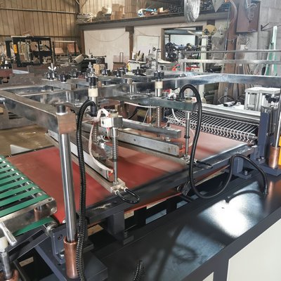 Flower bag making machine sealing and cutting part